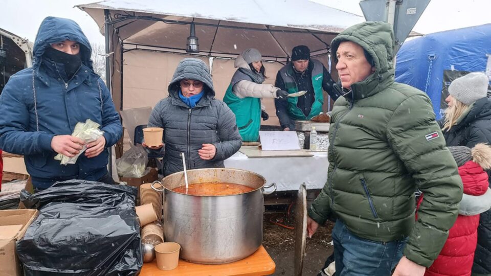 Refugiații de război din Cernăuți, înfrigurați și speriați, așteptați cu o masă caldă în frontiera de la Siret Refugiații de război din Cernăuți, înfrigurați și speriați, așteptați cu o masă caldă în frontiera de la Siret