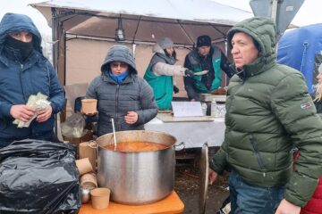 Refugiații de război din Cernăuți, înfrigurați și speriați, așteptați cu o masă caldă în frontiera de la Siret