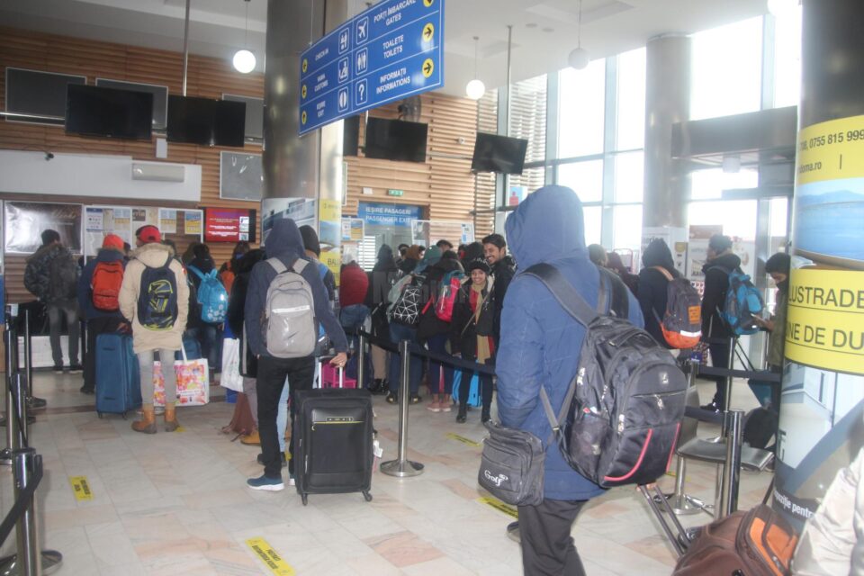 În cursul zilei de joi, pe Aeroportul Suceava au fost programate 11 zboruri, numărul pasagerilor care s-au îmbarcat fiind de peste 2.100