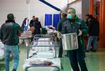 Jumătate din locurile de cazare pentru refugiați de la Școala „Miron Costin” din Suceava au fost ocupate miercuri noapte