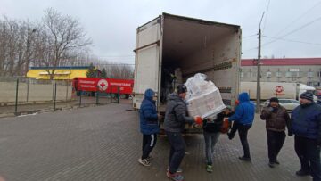 11 tiruri de la Crucea Roșie au plecat ieri spre Ucraina. Încă un copil s-a născut într-o tabără de refugiați din județ. Măicuțele de la Agapia s-au reîntors în Vama Siret să sprijine refugiații