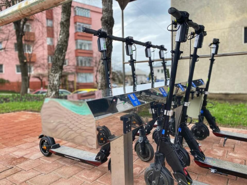 Noi reguli de utilizare a trotinetelor electrice pe drumurile publice, conform Codului Rutier