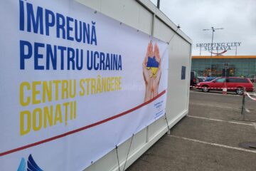 Centrul de strângere a donațiilor pentru refugiații din Ucraina, în parcarea Shopping City Suceava