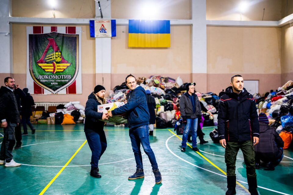 Un al treilea transport cu ajutoare umanitare din Arhiepiscopia Sucevei și Rădăuților a ajuns aseară în Ucraina Un al treilea transport cu ajutoare umanitare din Arhiepiscopia Sucevei și Rădăuților a ajuns aseară în Ucraina