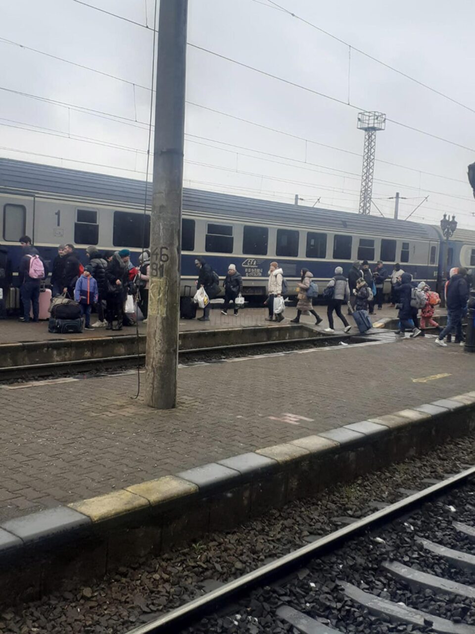 Flux de refugiați și la trenul de joi, ora 12.45, spre București