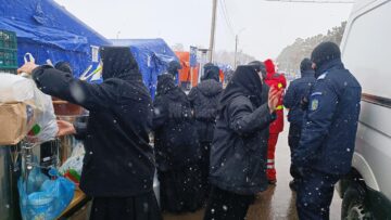 Maicile de la Mănăstirea Agapia, venite a două oară cu hrană caldă și pachete pentru refugiații din Ucraina