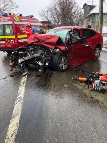 Autoturismul a intrat în coliziune violentă cu un camion