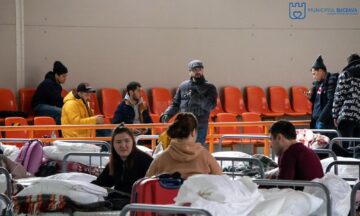 Jumătate din locurile de cazare pentru refugiați de la Școala „Miron Costin” din Suceava au fost ocupate miercuri noapte