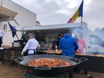 Mâncare indiană gătită pentru refugiații din sala de sport din Milișăuți de ANBCT - foto Ema Motrescu