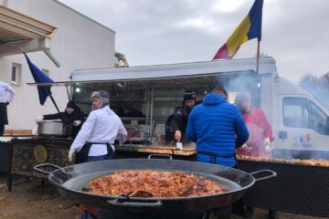 Mâncare indiană gătită pentru refugiații din sala de sport din Milișăuți de ANBCT - foto Ema Motrescu