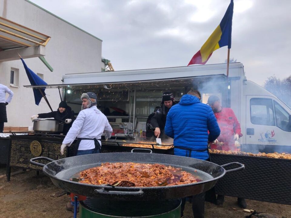Mâncare indiană gătită pentru refugiații din sala de sport din Milișăuți de ANBCT - foto Ema Motrescu