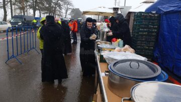 Maicile de la Mănăstirea Agapia, venite a două oară cu hrană caldă și pachete pentru refugiații din Ucraina