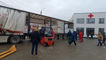 11 tiruri de la Crucea Roșie au plecat ieri spre Ucraina. Încă un copil s-a născut într-o tabără de refugiați din județ. Măicuțele de la Agapia s-au reîntors în Vama Siret să sprijine refugiații