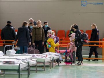 Jumătate din locurile de cazare pentru refugiați de la Școala „Miron Costin” din Suceava au fost ocupate miercuri noapte