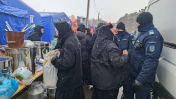 Maicile de la Mănăstirea Agapia, venite a două oară cu hrană caldă și pachete pentru refugiații din Ucraina