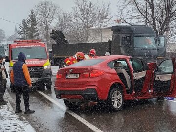 Șoferiță rănită grav după ce a intrat pe contrasens, într-un camion