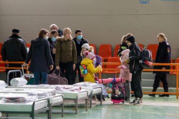 Jumătate din locurile de cazare pentru refugiați de la Școala „Miron Costin” din Suceava au fost ocupate miercuri noapte