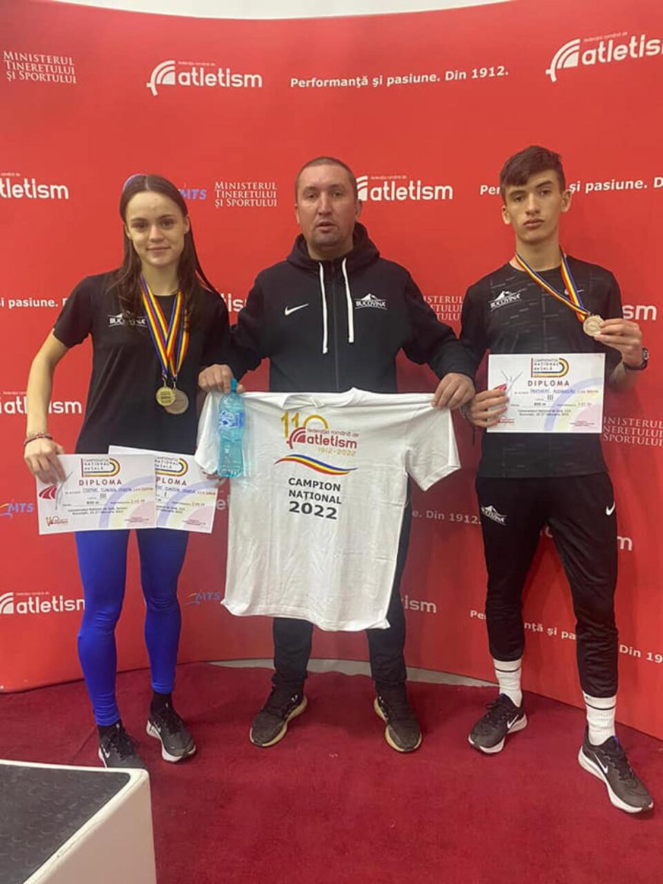 Antrenorul Cristian Prâsneac, încadrat de Claudia Costiuc și de fiul său, Alexandru Antrenorul Cristian Prâsneac, încadrat de Claudia Costiuc și de fiul său, Alexandru