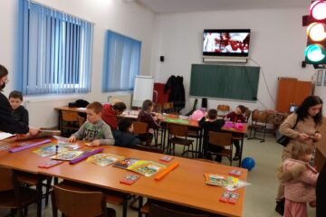 Loc de joacă amenajat pentru copiii ucraineni care sunt cazați la Liceul Tehnologic Lațcu Vodă din Siret