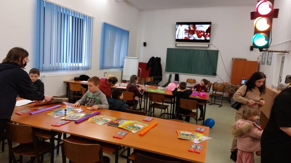 Loc de joacă amenajat pentru copiii ucraineni care sunt cazați la Liceul Tehnologic Lațcu Vodă din Siret