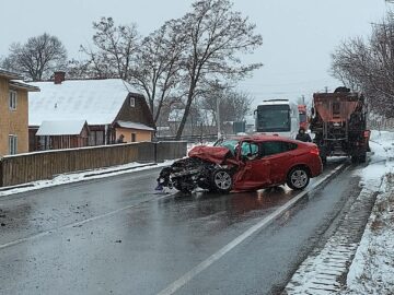 Șoferiță rănită grav după ce a intrat pe contrasens, într-un camion