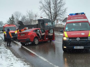 Șoferiță rănită grav după ce a intrat pe contrasens, într-un camion