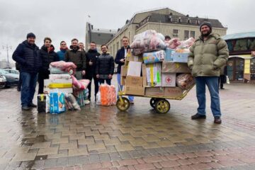 Ajutoarele umanitare trimise din România au început să fie transportate de la Cernăuți spre Harcovd