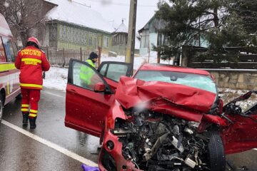 Autoturismul a intrat în coliziune violentă cu un camion