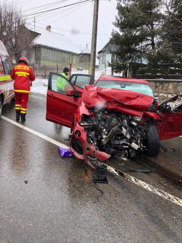 Autoturismul a intrat în coliziune violentă cu un camion