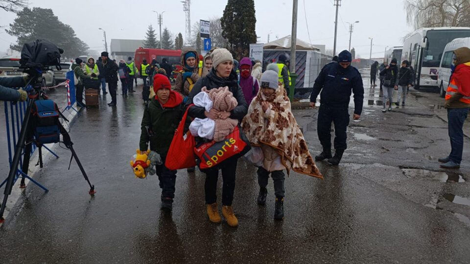 Refugiații care ajung la noi din Ucraina primesc o mână de ajutor și din partea Colegiului Farmaciștilor din România Refugiații care ajung la noi din Ucraina primesc o mână de ajutor și din partea Colegiului Farmaciștilor din România