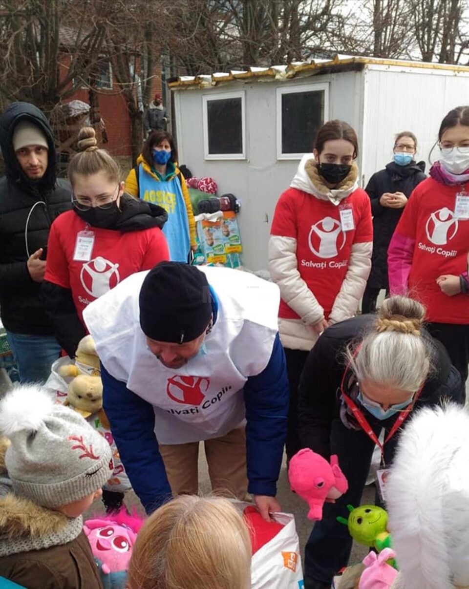 Voluntarii Salvați Copiii – Filiala Suceava sunt de opt zile în mijlocul refugiaților ucraineni