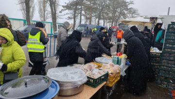 Maicile de la Mănăstirea Agapia, venite a două oară cu hrană caldă și pachete pentru refugiații din Ucraina
