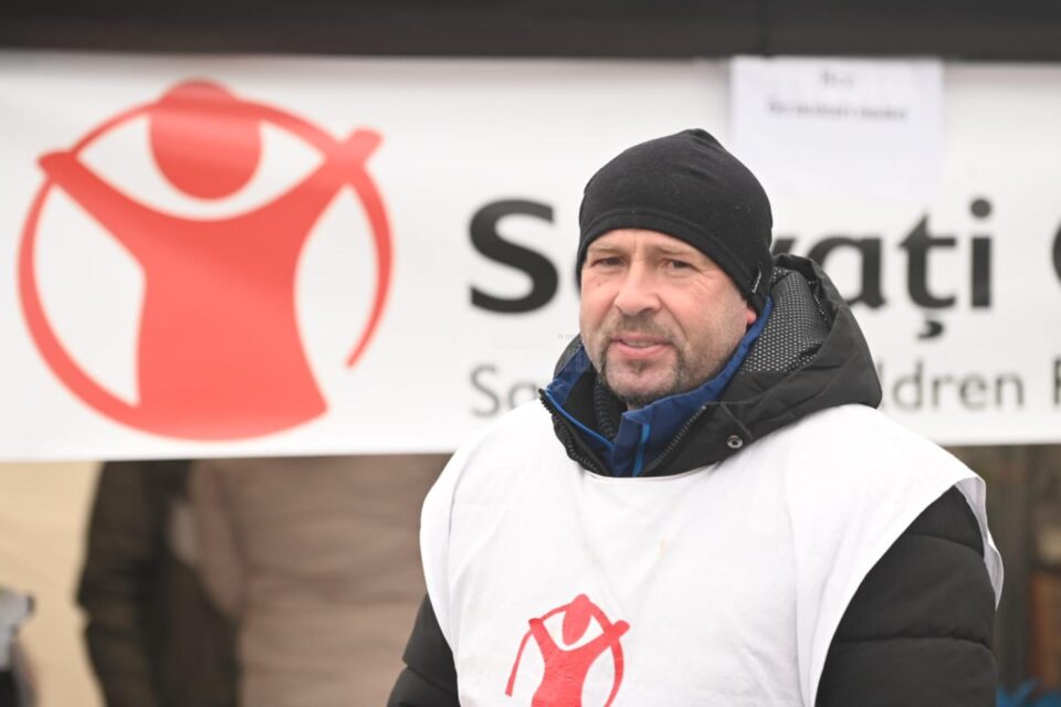 Alexei Savin, cadru didactic la Universitatea Ștefan cel Mare Suceava, de la Facultatea de Silvicultură este și voluntar la “Salvați copiii”, iar în Vama Siret acționează în principal ca translator