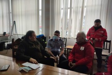 Președintele Semilunii Roșii, dr. Kerem Kinikt (dreapta), a venit cu un convoi de trei tiruri de ajutoare pentru Ucraina