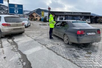 Polițiștii încearcă să-i convingă pe șoferii ucraineni să se odihnească între drumurile lungi
