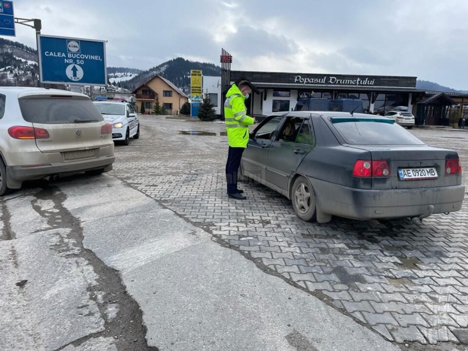 Polițiștii încearcă să-i convingă pe șoferii ucraineni să se odihnească între drumurile lungi