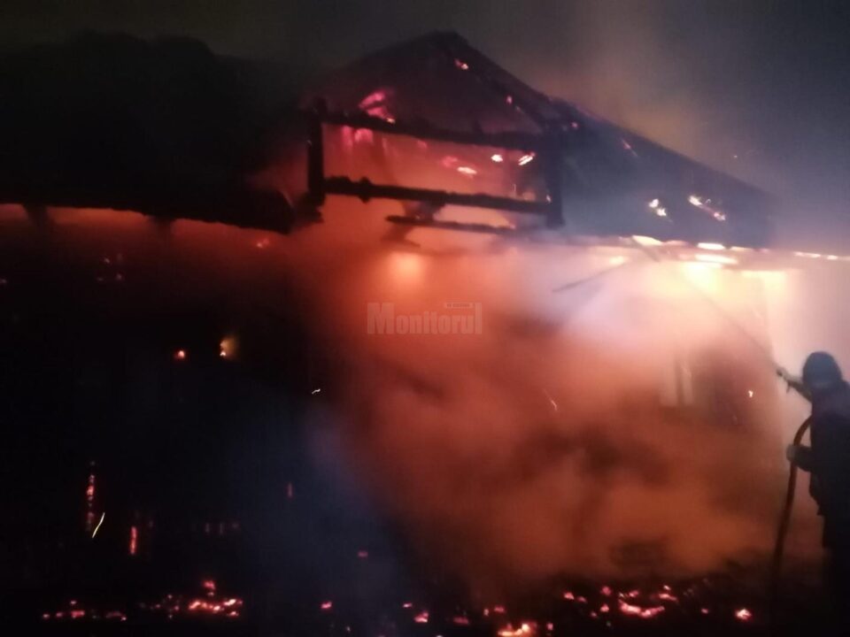 Casă distrusă de incendiu