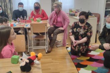 Președintele CJ Suceava, Gheorghe Flutur, în vizită la Școala “Sf. Ioan cel Nou”, unde au ajuns o parte dintre copiii refugiaților