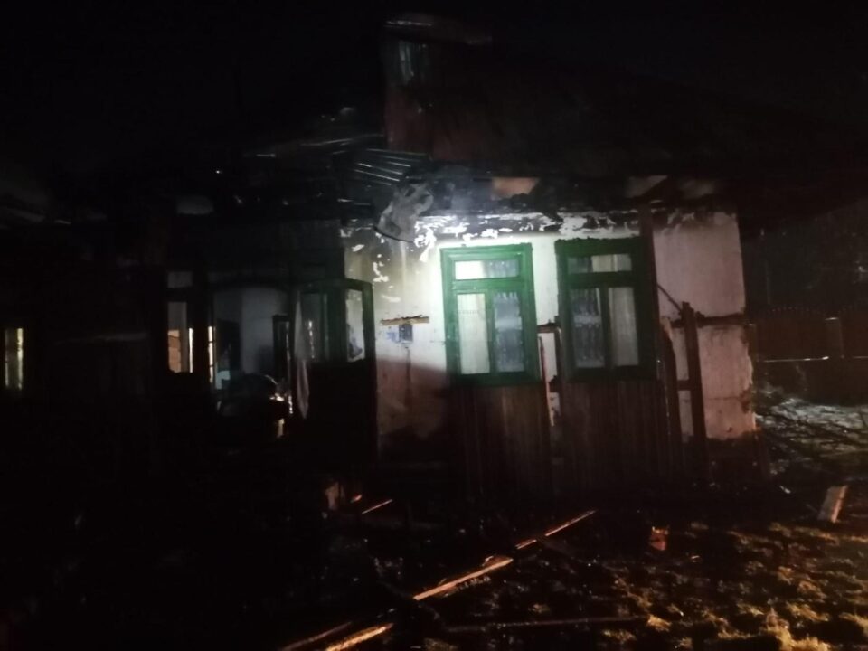 Casă distrusă de incendiu
