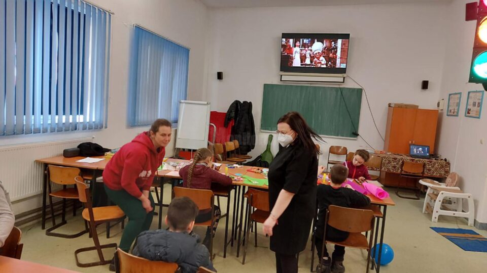 Loc de joacă amenajat pentru copiii ucraineni care sunt cazați la Liceul Tehnologic „Lațcu Vodă” din Siret