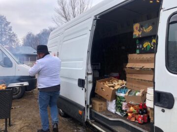 Mâncare indiană gătită pentru refugiații din sala de sport din Milișăuți de ANBCT. Foto Ema Motrescu
