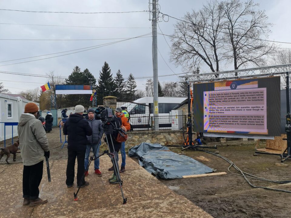 Informațiile necesare privind drepturile și serviciile oferite gratuit la sosirea în România sunt afișate în Vama Siret și Tabăra Mobilă Siret 2