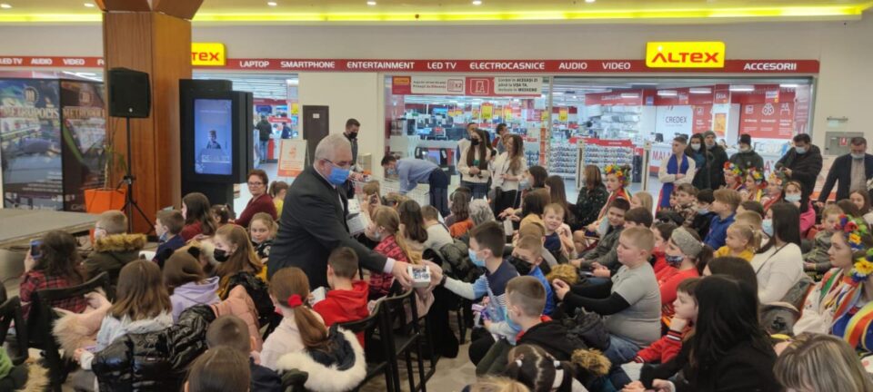 Spectacol cu surprize pentru copiii refugiaților din Ucraina, care au primit jucării și dulciuri din partea autorităților locale și județene