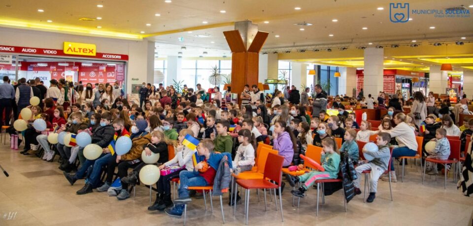 Spectacol cu surprize pentru copiii refugiaților din Ucraina, care au primit jucării și dulciuri din partea autorităților locale și județene