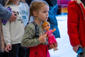 Spectacol cu surprize pentru copiii refugiaților din Ucraina, care au primit jucării și dulciuri din partea autorităților locale și județene