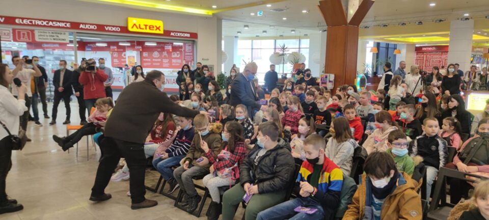 Spectacol cu surprize pentru copiii refugiaților din Ucraina, care au primit jucării și dulciuri din partea autorităților locale și județene
