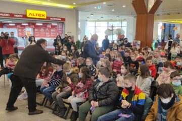 Spectacol cu surprize pentru copiii refugiaților din Ucraina, care au primit jucării și dulciuri din partea autorităților locale și județene