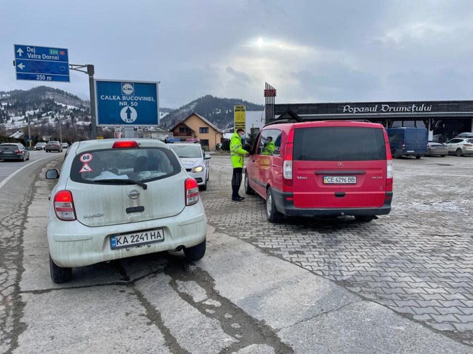 Polițiștii încearcă să-i convingă pe șoferii ucraineni să se odihnească între drumurile lungi