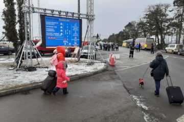 Informațiile necesare privind drepturile și serviciile oferite gratuit la sosirea în România sunt afișate în Vama Siret și Tabăra Mobilă Siret