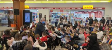 Spectacol cu surprize pentru copiii refugiaților din Ucraina, care au primit jucării și dulciuri din partea autorităților locale și județene
